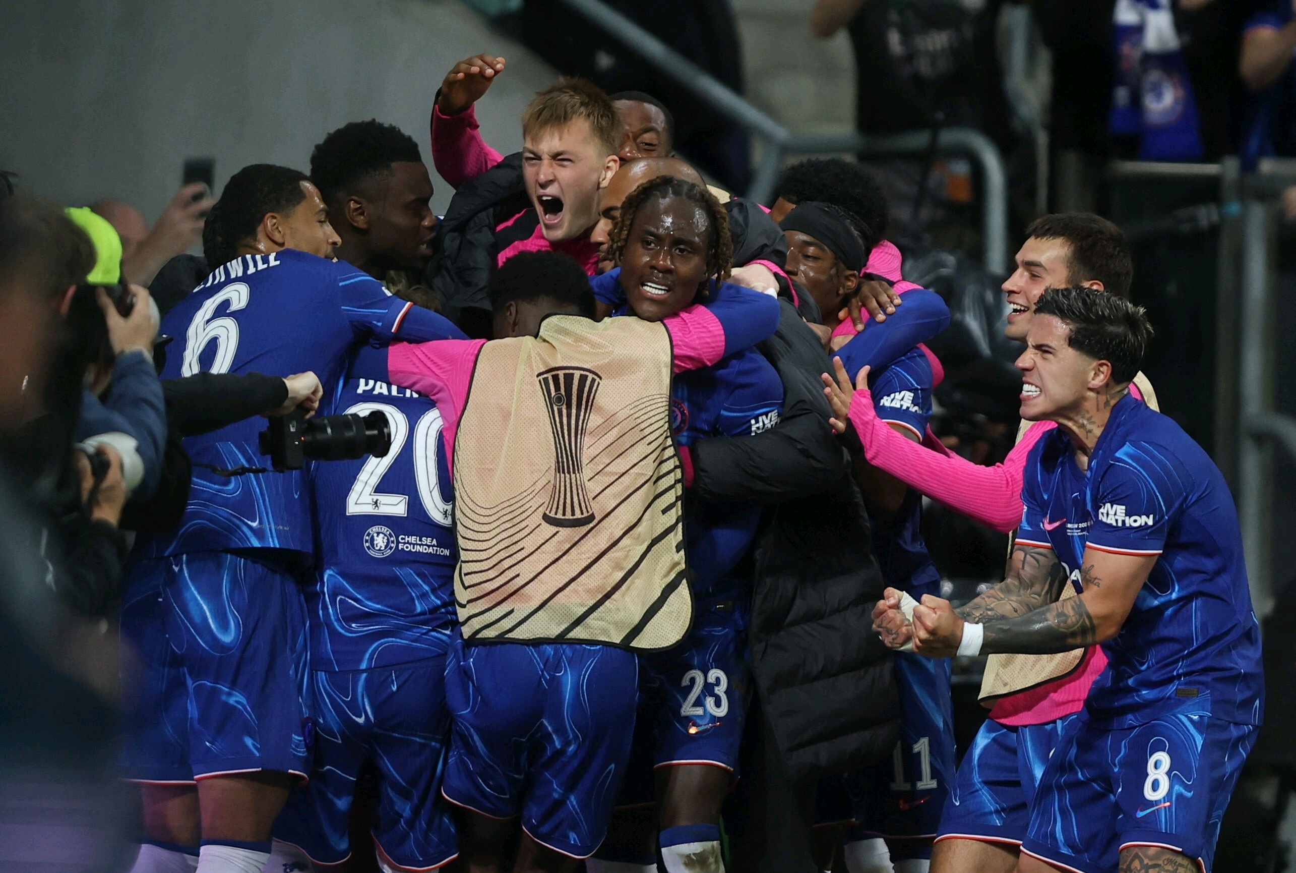 英雄联盟-包含冲刺阶段欧篮联焦点战，切尔西止住颓势，气氛紧张，球队文化再被提及的词条